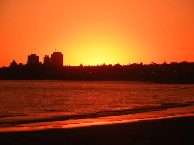 Morar perto do mar em Montevideo (2026): bairros e preços