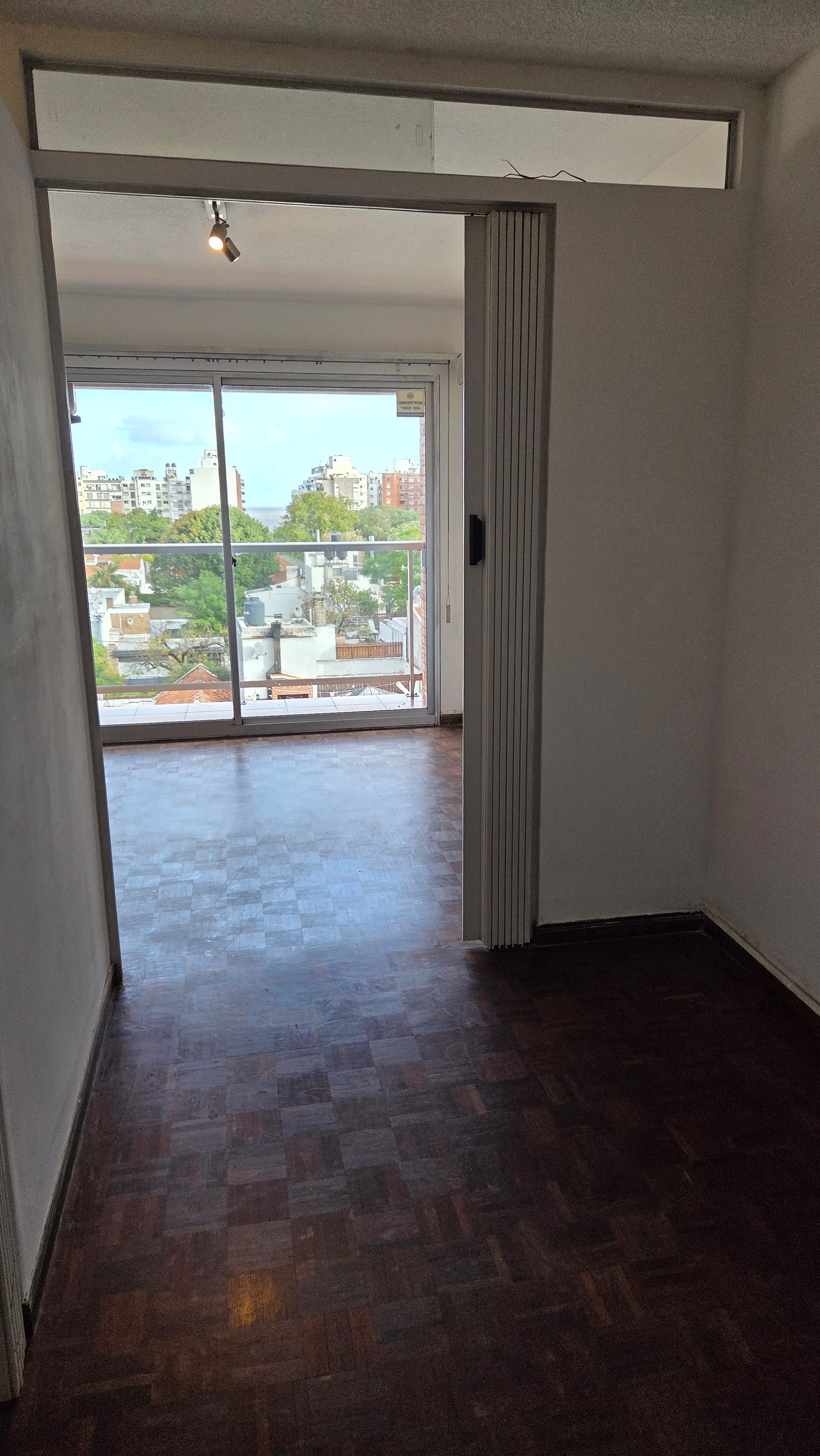 Monoambiente con divisiones y terraza, Pocitos Nuevo - Zona WTC 