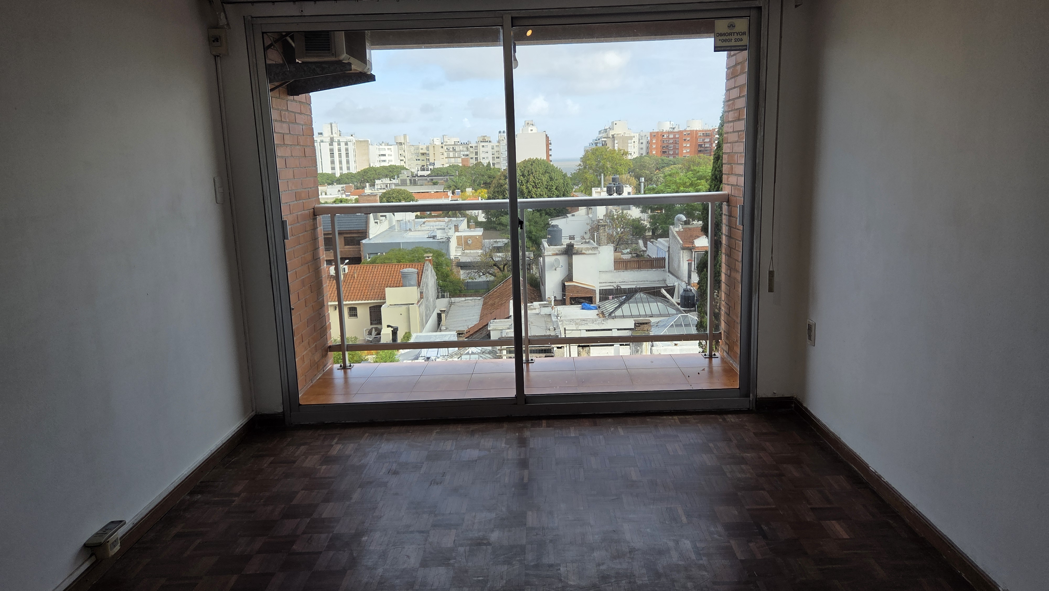 Monoambiente con divisiones y terraza, Pocitos Nuevo - Zona WTC 