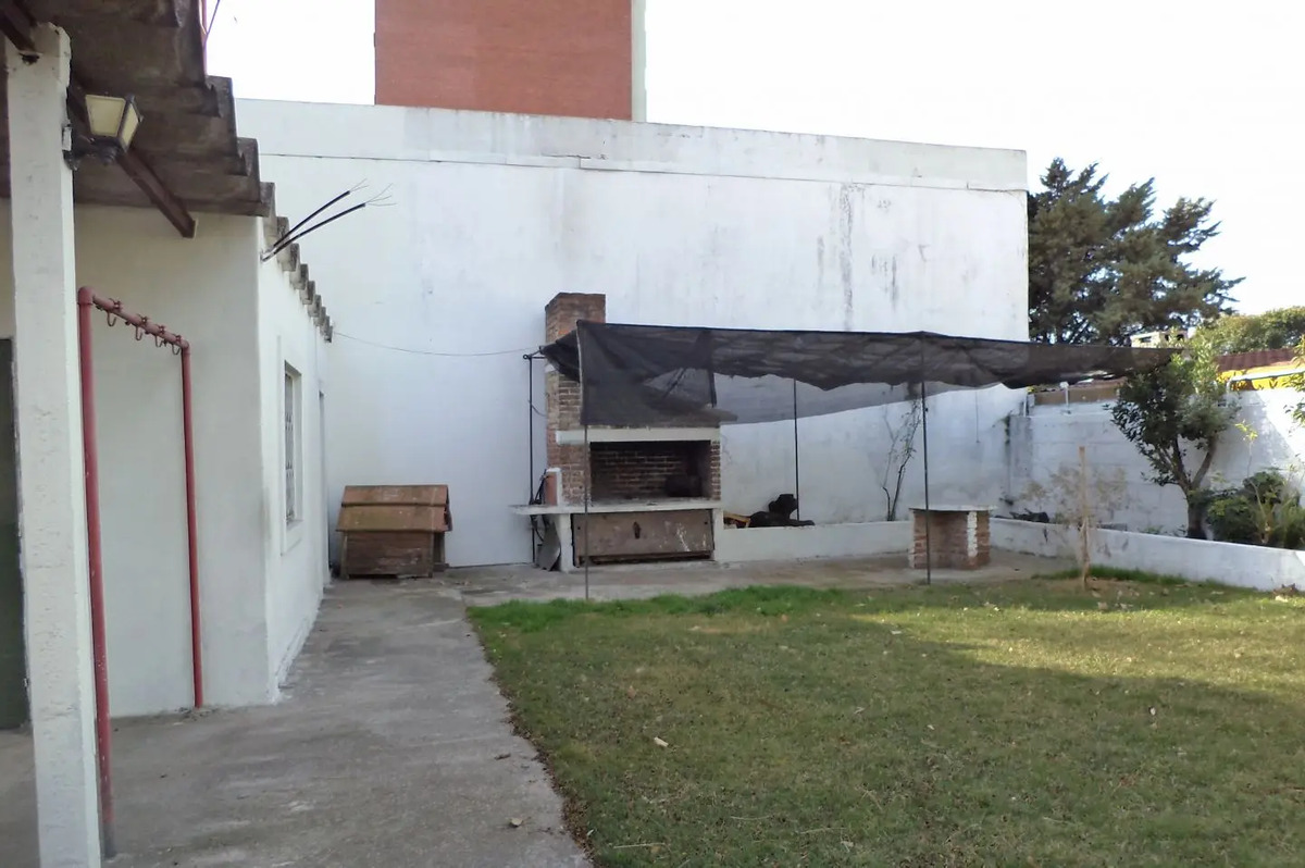 Venta Casa 3 Dormitorios, Garaje Y Fondo 