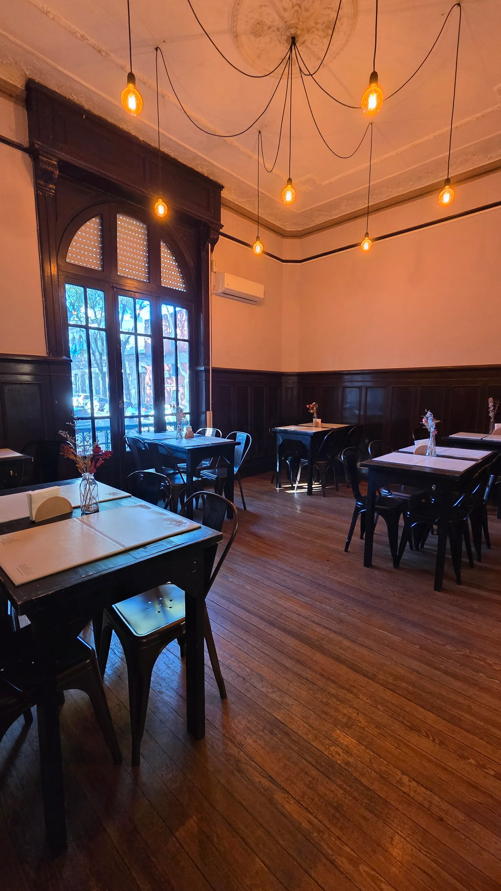 Venda de Ponto Comercial: Cafeteria Especializada e Espaço Cultural em Cordón – Alta Rentabilidade