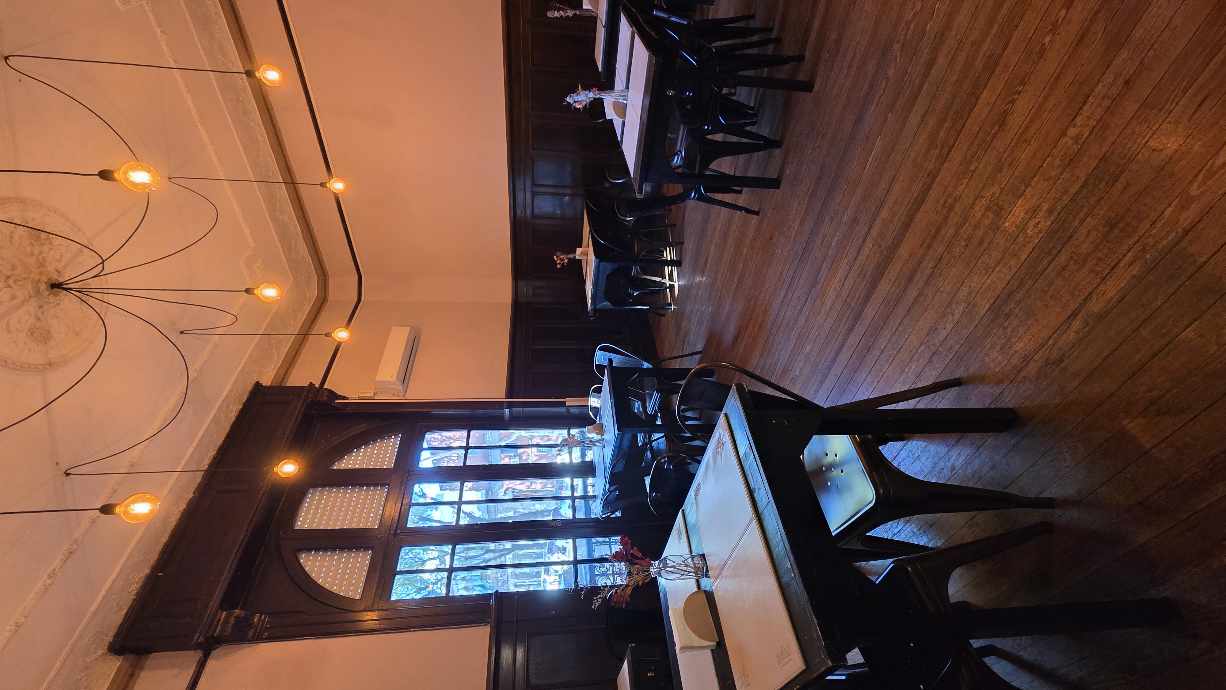 Venta de Llave Cafe y Resto funcionando en Cordón- Alta Rentabilidad — CORDON, Montevideo