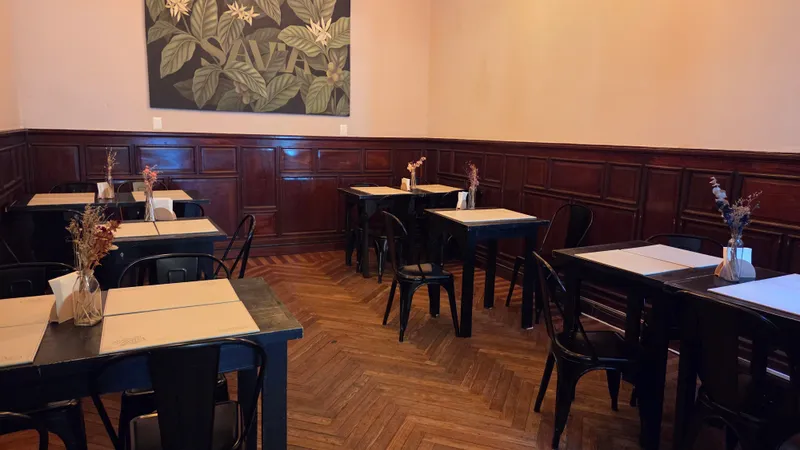 Venda de Ponto Comercial: Cafeteria Especializada e Espaço Cultural em Cordón – Alta Rentabilidade