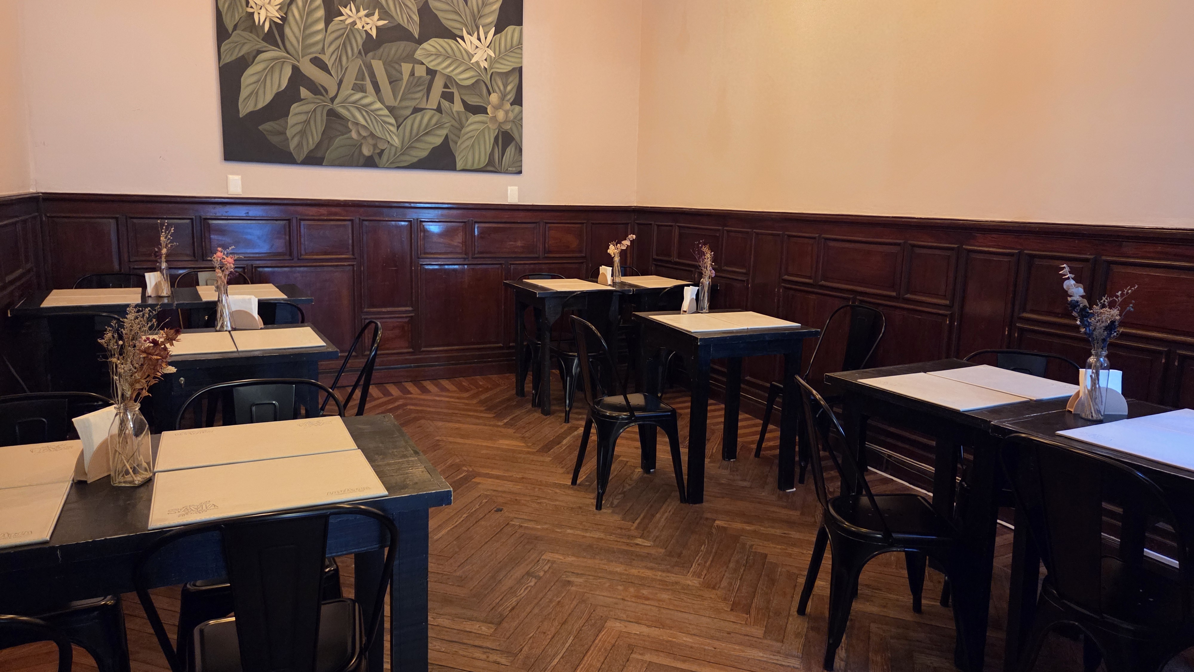 Venda de Ponto Comercial: Cafeteria Especializada e Espaço Cultural em Cordón – Alta Rentabilidade
