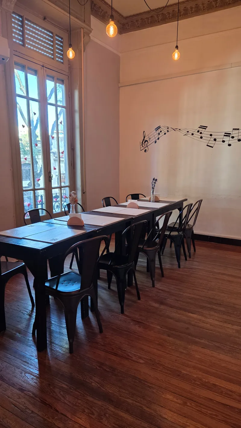 Venda de Ponto Comercial: Cafeteria Especializada e Espaço Cultural em Cordón – Alta Rentabilidade