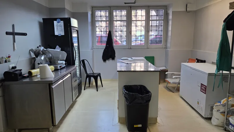 Venda de Ponto Comercial: Cafeteria Especializada e Espaço Cultural em Cordón – Alta Rentabilidade