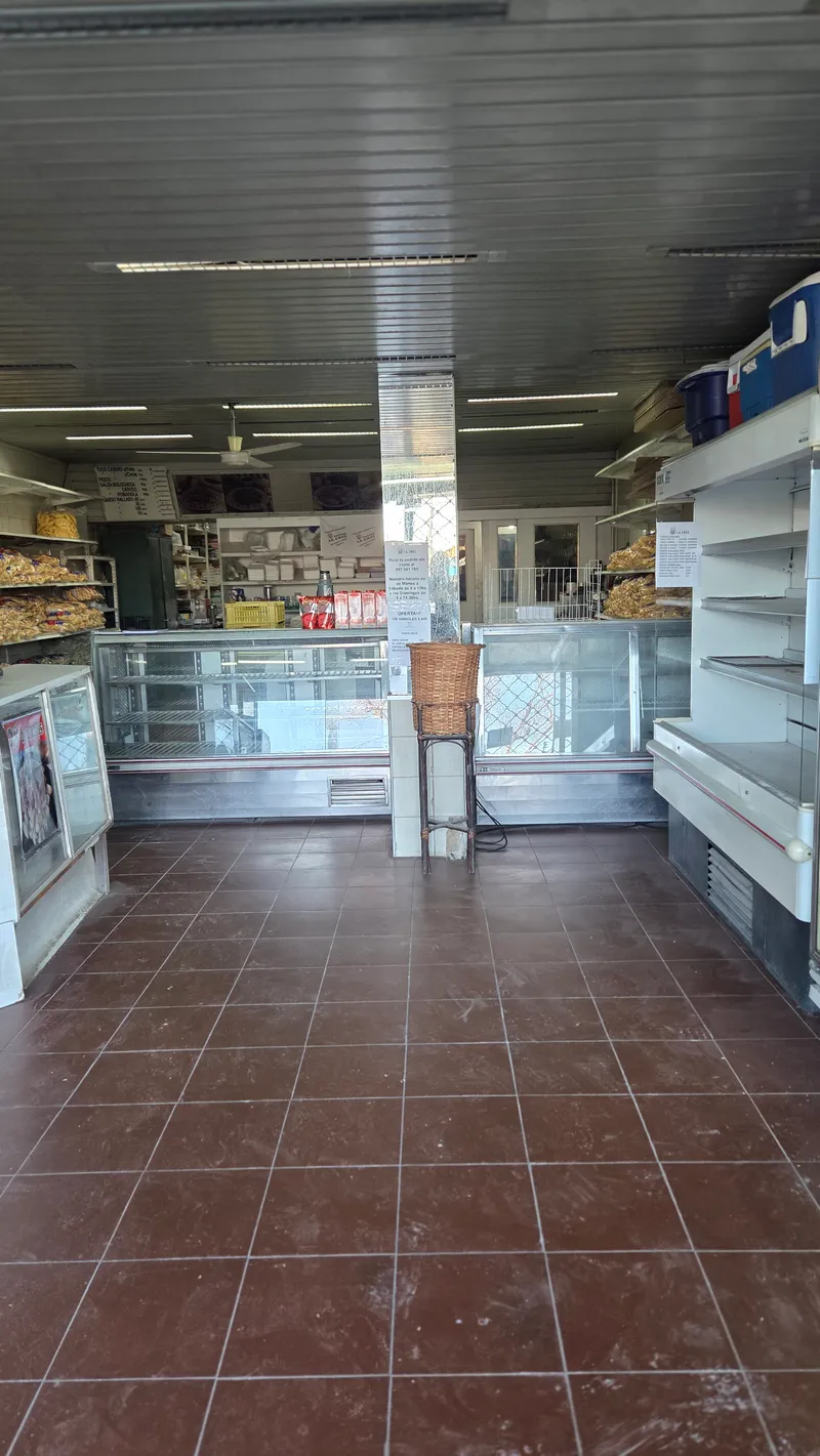 Venta de local comercial en Camino Carrasco — Carrasco Norte, Montevideo