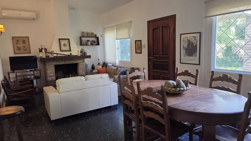 Venta casa de 3 dormitorios con apto independiente y piscina en La Floresta 