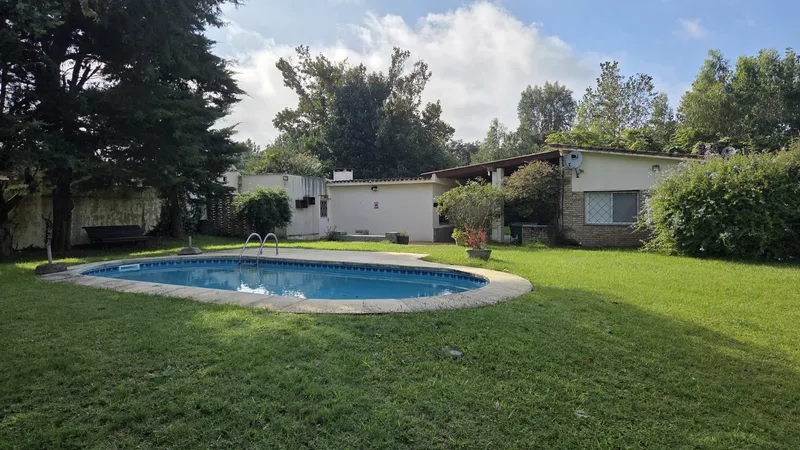 Venta casa de 3 dormitorios con apto independiente y piscina en La Floresta 