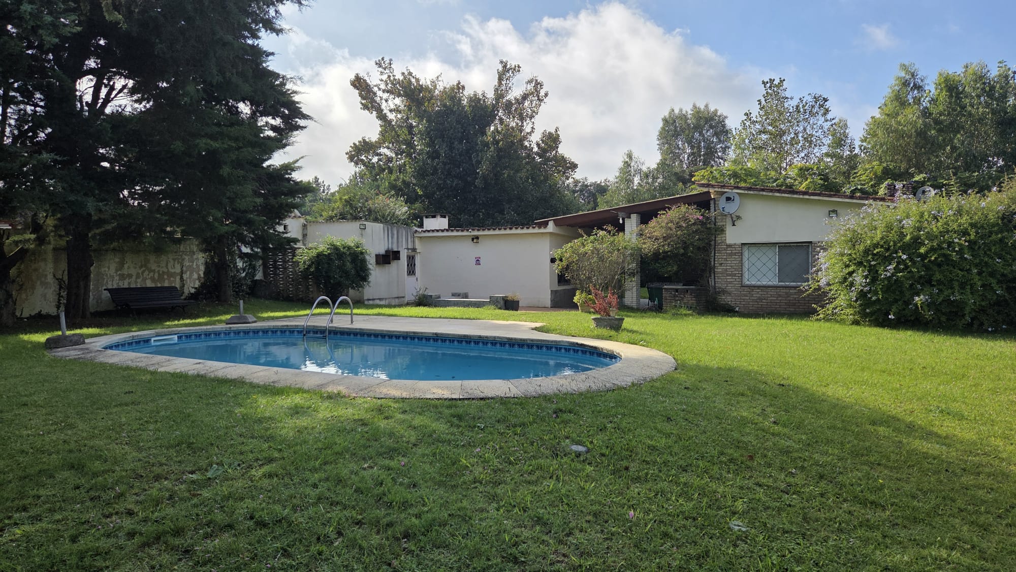 Venta casa de 3 dormitorios con apto independiente y piscina en La Floresta 