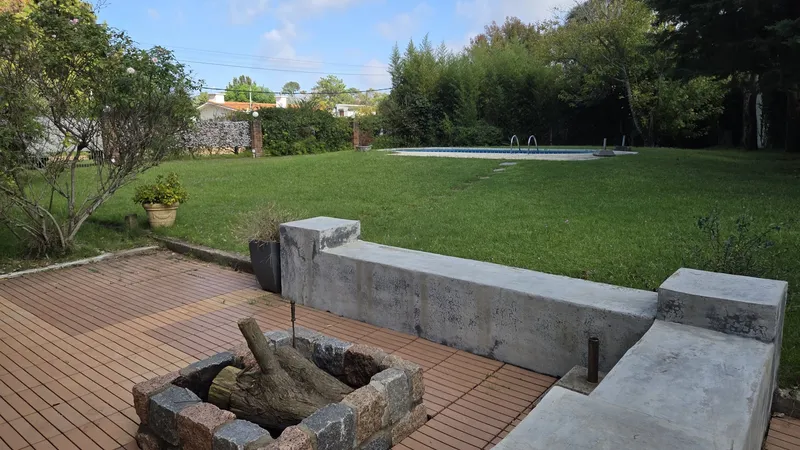 Venta casa de 3 dormitorios con apto independiente y piscina en La Floresta 
