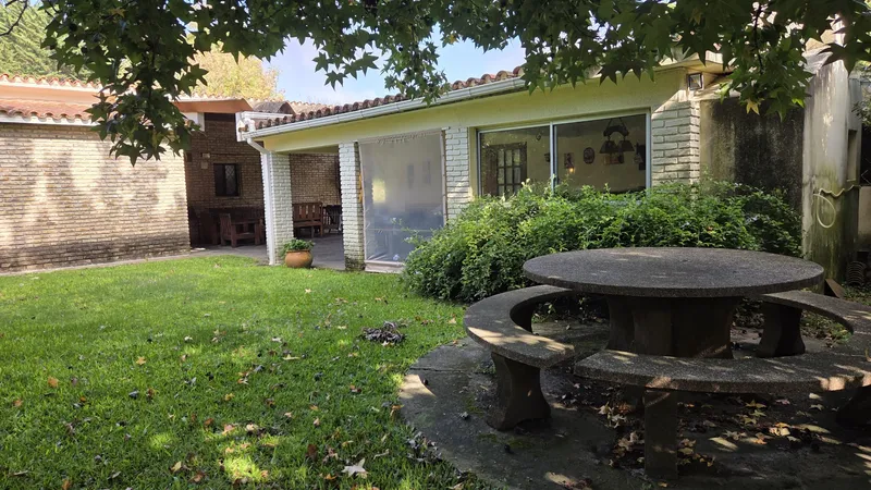Venta casa de 3 dormitorios con apto independiente y piscina en La Floresta 
