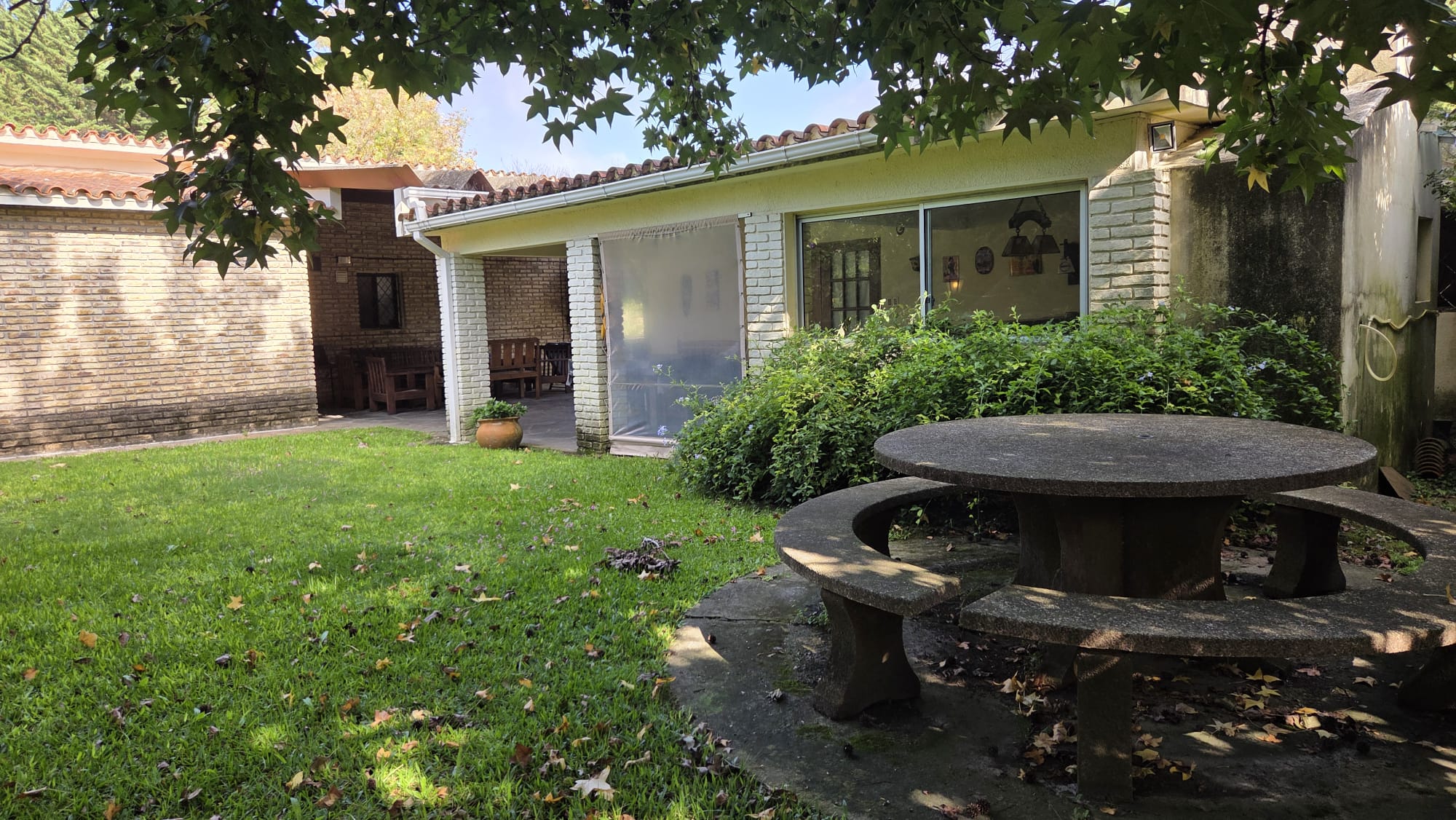 Venta casa de 3 dormitorios con apto independiente y piscina en La Floresta 