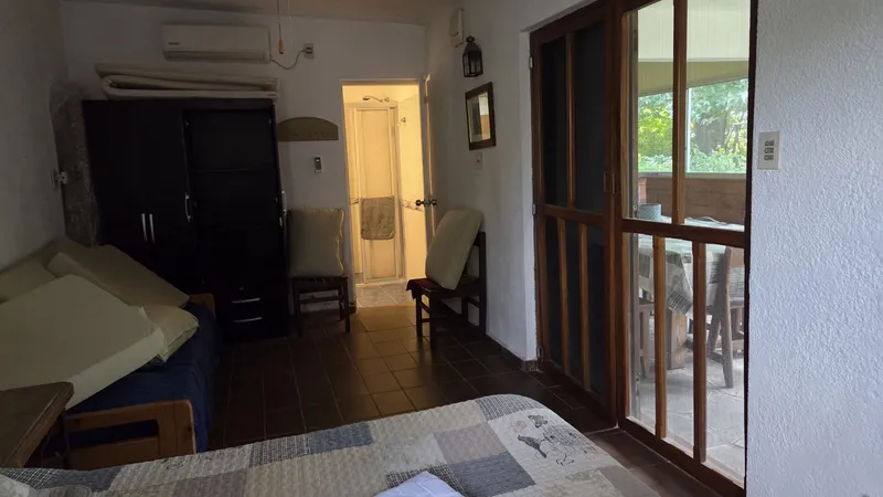 Venta casa de 3 dormitorios con apto independiente y piscina en La Floresta 
