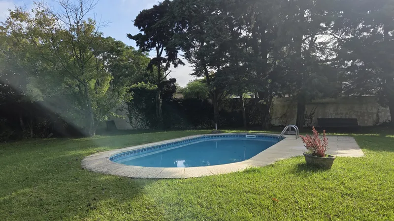 Venta casa de 3 dormitorios con apto independiente y piscina en La Floresta 