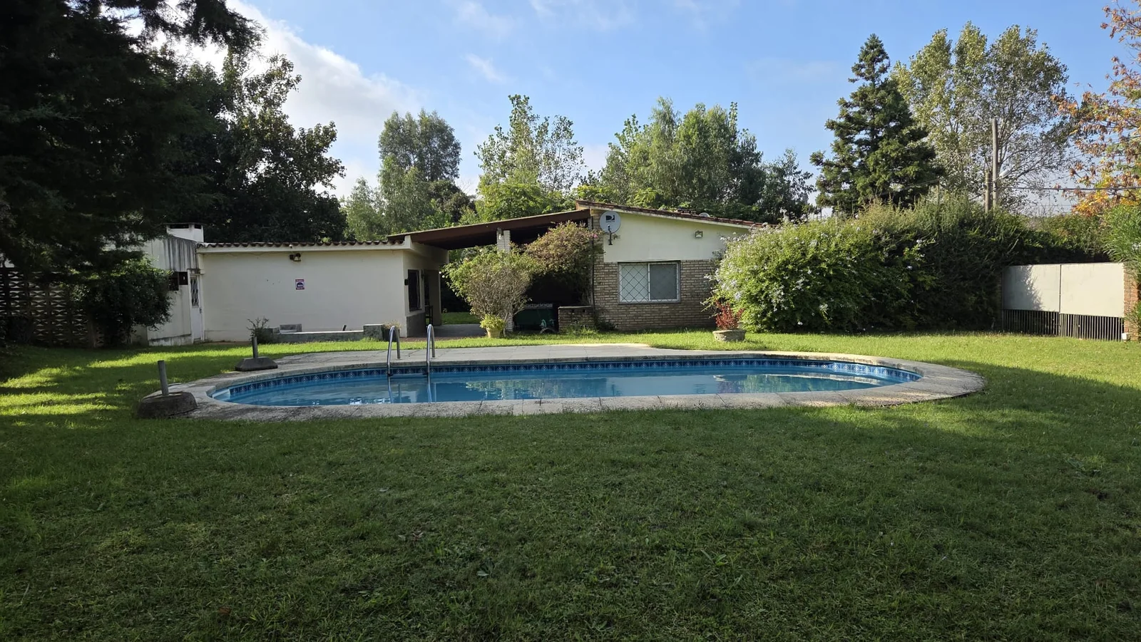 Venta casa de 3 dormitorios con apto independiente y piscina en La Floresta 