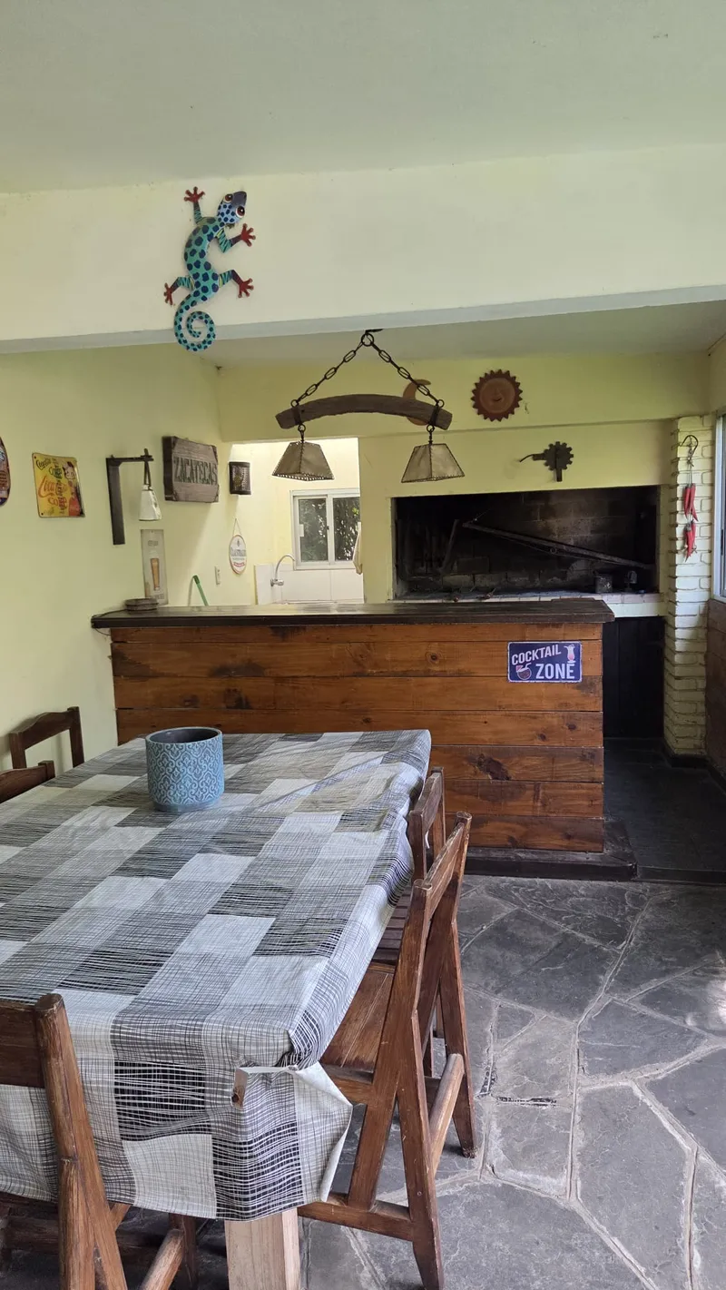 Venta casa de 3 dormitorios con apto independiente y piscina en La Floresta 