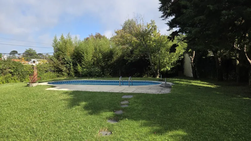Venta casa de 3 dormitorios con apto independiente y piscina en La Floresta 
