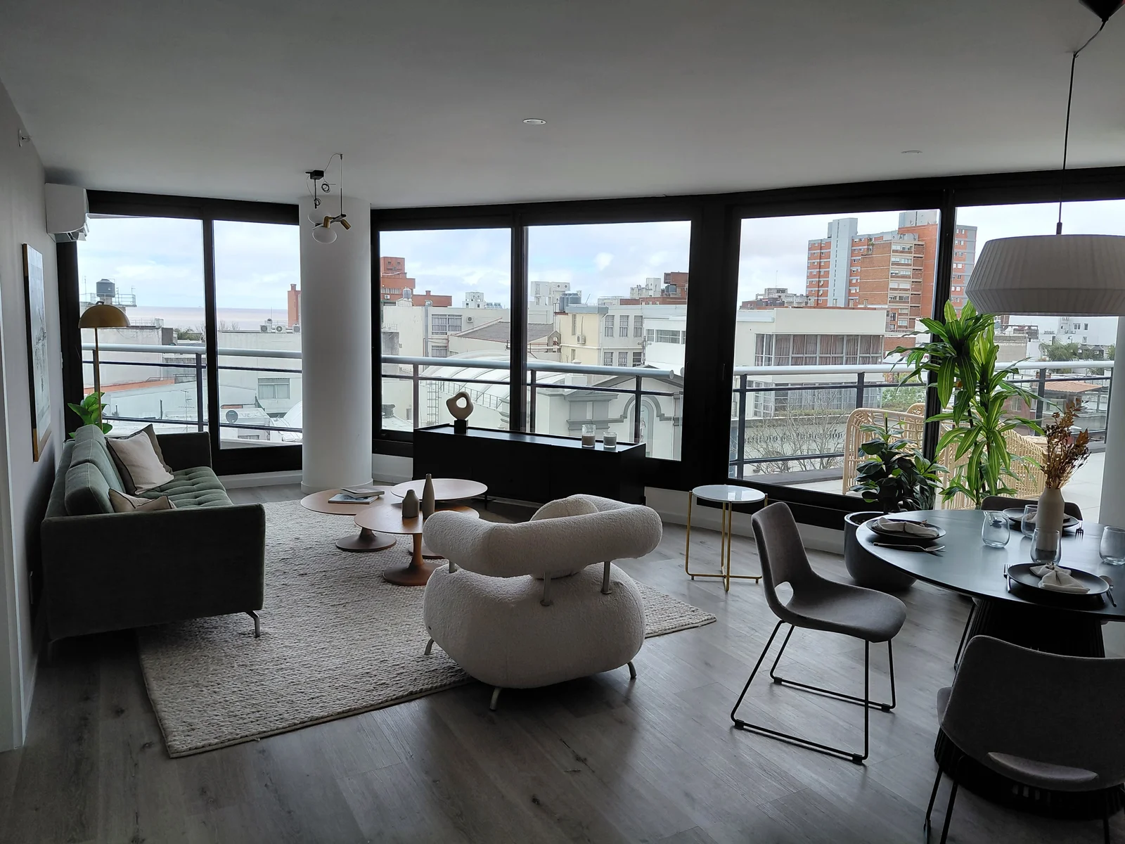 Venta Apartamento 3 dormitorios con patio de 145m², parrillero. Garaje opcional — Buceo, Montevideo, Uruguay